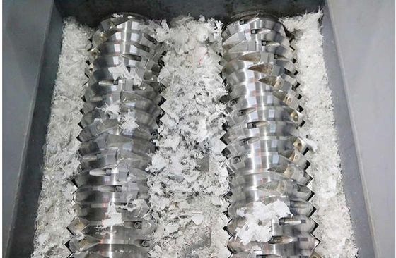 Çeşitli amaçlı çift eksenli plastik PET şişe kırıcı makine / atık geri dönüşüm kırıcı